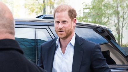 Prinz Harry besucht das Zentrum für Explosionsverletzungen in London. 