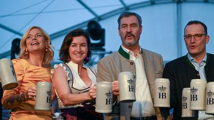 Die ersten Maßkrüge mit frisch gezapftem Oktoberfestbier gingen an die politische Prominenz