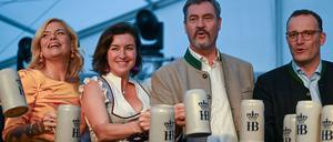 Die ersten Maßkrüge mit frisch gezapftem Oktoberfestbier gingen an die politische Prominenz