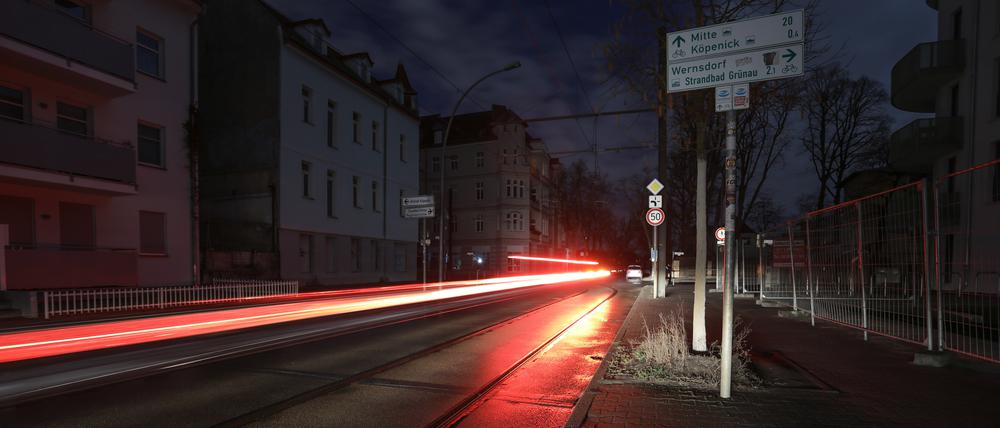 Aufgrund eines Stromausfalls ist die Straßenbeleuchtung im Stadtteil Köpenick nicht im Betrieb. Bei 31 000 Haushalten und 2000 Gewerbebetrieben in Berlin ist der Strom ausgefallen. (zu dpa: «Mehr als 2000 Stromausfälle letztes Jahr in Berlin») +++ dpa-Bildfunk +++