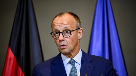 Der deutsche Bundeskanzler Friedrich Merz spricht während einer Pressekonferenz mit dem Präsidenten des Europäischen Rates Antonio Costa.