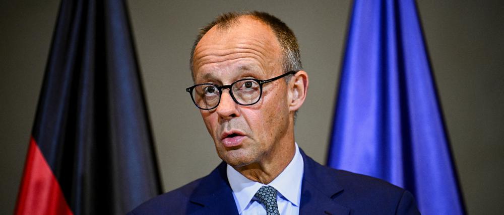Der deutsche Bundeskanzler Friedrich Merz spricht während einer Pressekonferenz mit dem Präsidenten des Europäischen Rates Antonio Costa.