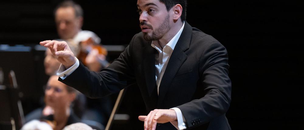Lahav Shani soll Chefdirigent der Münchner Philharmoniker werden (Archivbild).