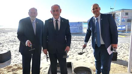Der israelische Ministerpräsident Benjamin Netanjahu (m.) bei der Grundsteinlegung für eine Promenade, die nach US-Präsident Donald Trump benannt ist.