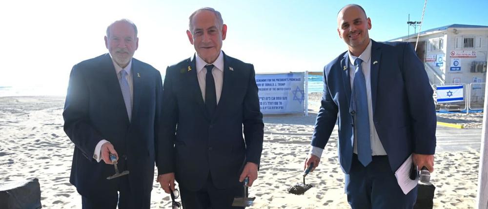 Der israelische Ministerpräsident Benjamin Netanjahu (M) bei der Grundsteinlegung für eine Promenade, die nach US-Präsident Donald Trump benannt ist.