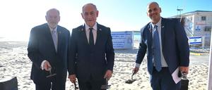Der israelische Ministerpräsident Benjamin Netanjahu (m.) bei der Grundsteinlegung für eine Promenade, die nach US-Präsident Donald Trump benannt ist.