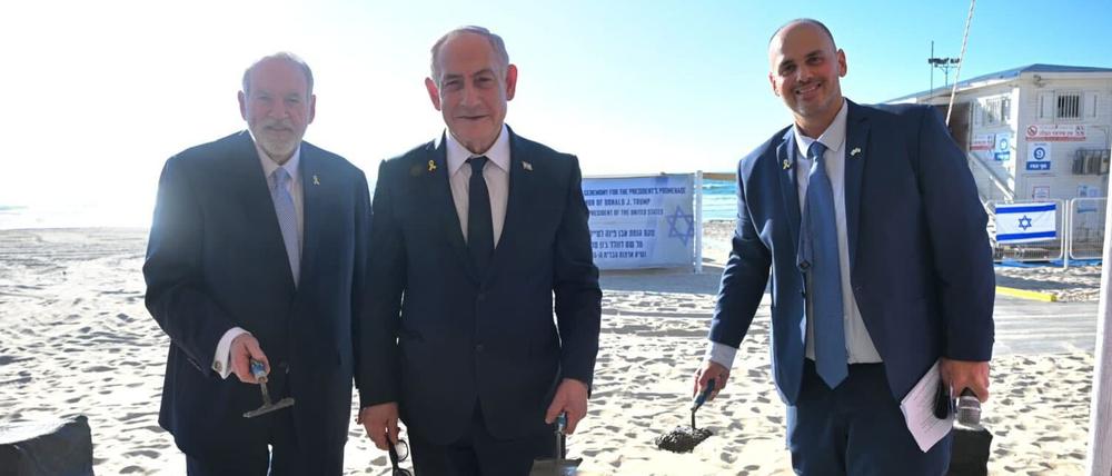 Auf diesem von GPO zur Verfügung gestellten Bild ist der israelische Ministerpräsident Benjamin Netanjahu (M) bei der Grundsteinlegung für eine Promenade südlich von Tel Aviv zu sehen. Die Strandpromenade ist nach dem US-Präsidenten Trump benannt.