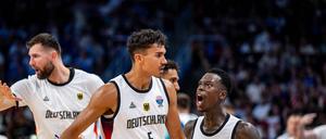 Tristan Da Silva (Mitte) versenkte einen wichtigen Wurf von der Mittellinie – ganz zur Freude von Kapitän Dennis Schröder (r.).