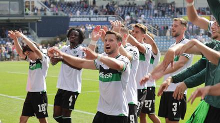 Enzo Leopold und die Seinen feiern den 2:1-Sieg bei Holstein Kiel.