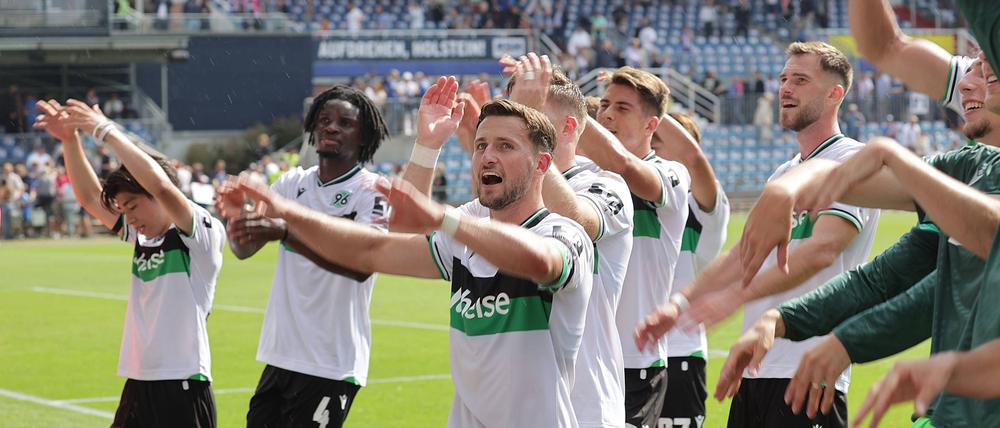 Enzo Leopold und die Seinen feiern den 2:1-Sieg bei Holstein Kiel.