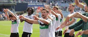 Enzo Leopold und die Seinen feiern den 2:1-Sieg bei Holstein Kiel.