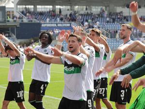 Enzo Leopold und die Seinen feiern den 2:1-Sieg bei Holstein Kiel.