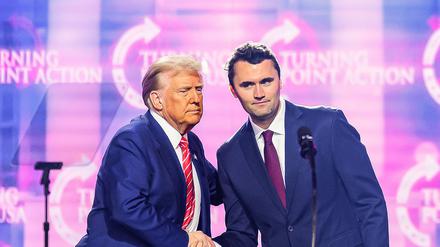 Der rechte Aktivist Charlie Kirk mit Donald Trump auf einer Veranstaltung im Dezember 2024 in Phoenix, Arizona.