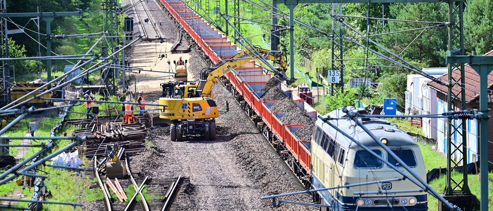Derzeit wird die Strecke Hamburg-Berlin generalsaniert. Dafür veranschlagt sind neun Monate - inklusive der Inbetriebnahme elektronischer Stellwerke. (Archivbild)