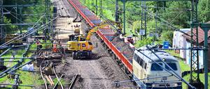 Derzeit wird die Strecke Hamburg-Berlin generalsaniert. Dafür veranschlagt sind neun Monate - inklusive der Inbetriebnahme elektronischer Stellwerke. (Archivbild)