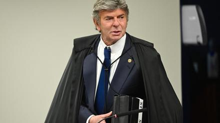 Luiz Fux, Richter am Obersten Gericht Brasiliens (STF), bei der Sitzung zur Urteilsberatung gegen Brasiliens Ex-Präsident Bolsonaro und Mitangeklagte.
