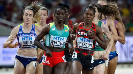 Ein Start der Äthiopierin Diribe Welteji (vorne) bei der Leichtathletik-WM in Tokio ist offen. (Archivbild)