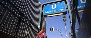Ausgang des Bahnhofs Friedrichstrasse in Berlin am 9. Juni 2021. Friedrichsstrasse in Berlin *** Exit of the station Friedrichstrasse in Berlin on 9 June 2021 Friedrichsstrasse in Berlin 