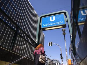 Ausgang des Bahnhofs Friedrichstrasse in Berlin am 9. Juni 2021. Friedrichsstrasse in Berlin *** Exit of the station Friedrichstrasse in Berlin on 9 June 2021 Friedrichsstrasse in Berlin 