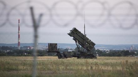 Patriot-Kurzstrecken-Flugabwehrraketen-Systeme zur Abwehr von Flugzeugen, Marschflugkörpern und taktischen ballistischen Mittelstreckenraketen stehen im Juli 2022 am Flughafen Rzeszow in Polen.