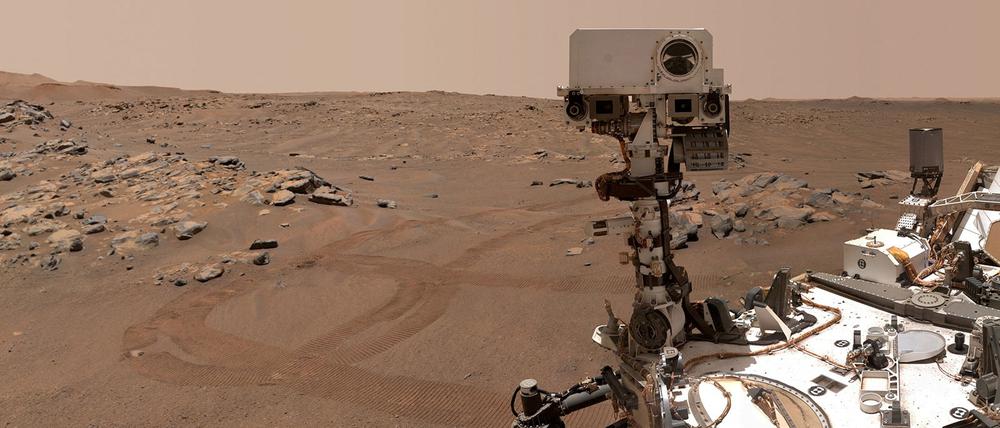Der Mars-Rover „Perseverance“ auf einer Erkundungstour im Jahr 2021