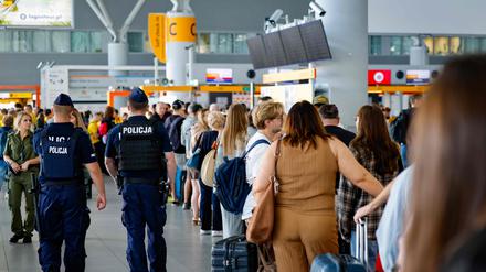 Polnische Polizisten patrouillieren am Chopin-Flughafen in Warschau.