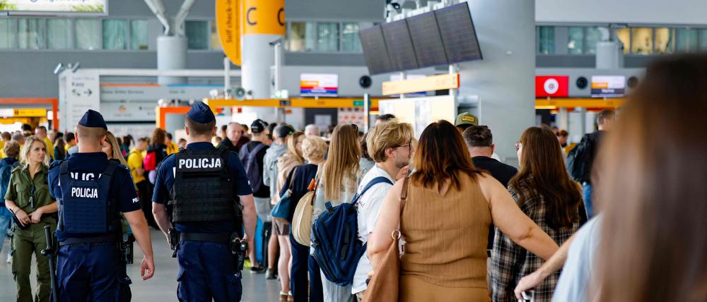 Polnische Polizisten patrouillieren am Chopin-Flughafen in Warschau.