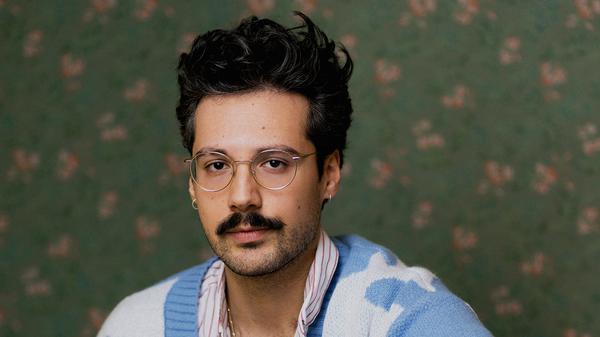 Der Berliner Autor Ozan Zakariya Keskinkılıç. 