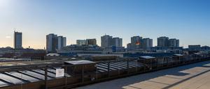 Blick von der Dachterrasse des Neuen Stadtschloss auf Hochhäuser in der Leipziger Straße.