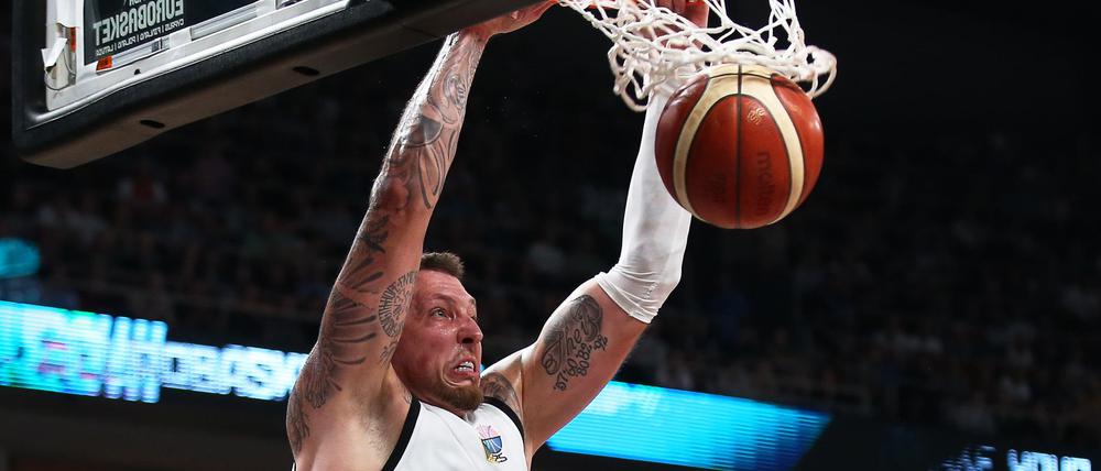Daniel Theis und den deutschen Basketballern fehlen noch zwei Siege zum EM-Titel.
