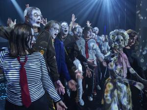 Das Volk spielt bei Jürgen Kuttners „Es kotzt mich an. Ihr Kroppzeug!“ die Hauptrolle. 