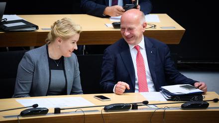 Führungskräfte: Franziska Giffey (SPD), Senatorin für Wirtschaft, Energie und Betriebe, und der Regierende Bürgermeister Kai Wegner im Abgeordnetenhaus