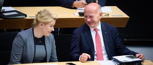 Führungskräfte: Franziska Giffey (SPD), Senatorin für Wirtschaft, Energie und Betriebe, und der Regierende Bürgermeister Kai Wegner im Abgeordnetenhaus