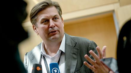 Maximilian Krah (AfD) gibt ein Interview nach Verlassen der Beratungen mit den neugewählten AfD Europa-Abgeordneten nach der Europawahl.