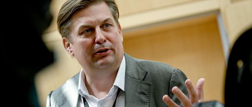 Maximilian Krah (AfD) gibt ein Interview nach Verlassen der Beratungen mit den neugewählten AfD Europa-Abgeordneten nach der Europawahl. 