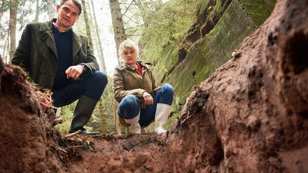 Felix Voss (Fabian Hinrichs) und Wanda Goldwasser (Eli Wasserscheid) blicken in das das 2 m tiefe Loch.