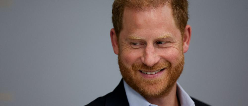 Hat Prinz Harry wieder Grund zu lachen? Britische Medien spekulieren über eine sich abzeichnende Versöhnung mit seinem Vater König Charles.