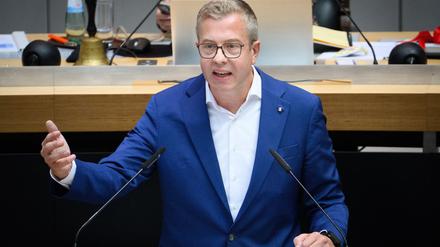 Finanzsenator Stefan Evers (CDU) hat die Pläne für den Doppelhaushalt 2026/2027 im Landesparlament verteidigt. 
