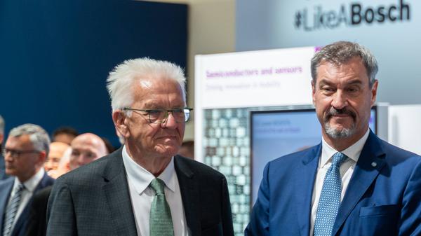 Winfried Kretschmann (l.) und Markus Söder (r.) besuchten in dieser Woche auch die Automobilausstellung IAA