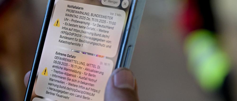 Um 11 Uhr fingen Millionen Handys in Deutschland an zu piepsen. Einige hatten danach kein Netz mehr. 