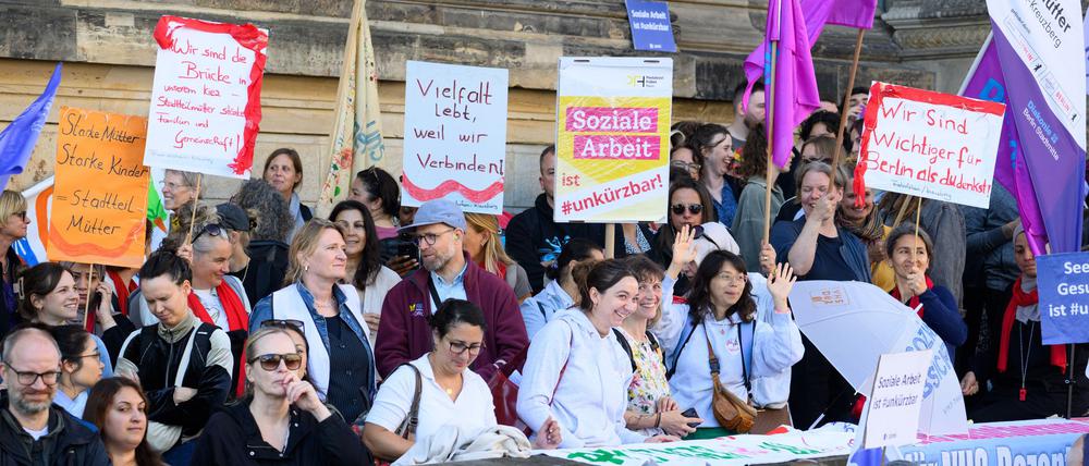 Gegen Kürzungen im Sozialbereich gab es während der Debatte lautstarken Protest vor dem Landesparlament. 