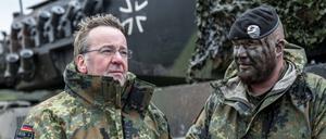 Das Archivbild zeigt Boris  Pistorius beim Besuch des Panzerbataillons 203 in Augustdorf – Panzer spielen bei den Waffenlieferungen für die Ukraine eine kleinere Rolle als zu Beginn seiner Amtszeit.