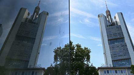 Stellenabbau und steigende Gewinne sollen der Commerzbank die Eigenständigkeit bewahren. (Archivbild)