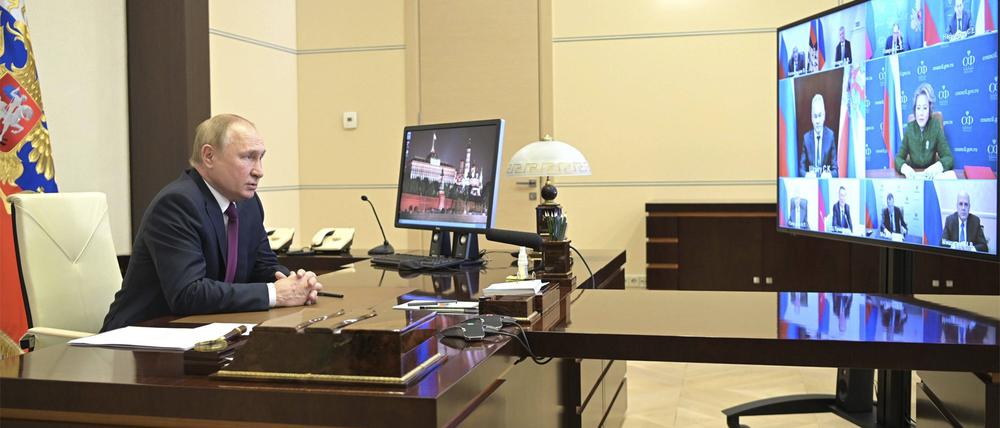 Der russische Präsident Wladimir Putin bei einer Videokonferenz am 11. Januar 2022 außerhalb von Moskau.