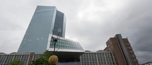 Die Zentrale der Europäischen Zentralbank (EZB). Die EZB lässt die Leitzinsen im Euroraum unverändert. 