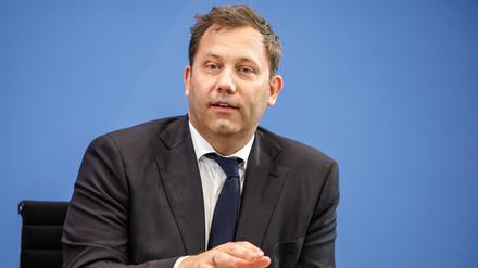 Der selbst erklärte „Investitionsminister“ Lars Klingbeil bringt am Freitag das Gesetz für die Finanzierung der Infrastruktur von Ländern und Kommunen in den Bundestag ein.  