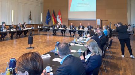 Bei der Industriekonferenz Brandenburg sprechen die Unternehmen mit der Landesregierung über die Lage in der Wirtschaftskrise.
