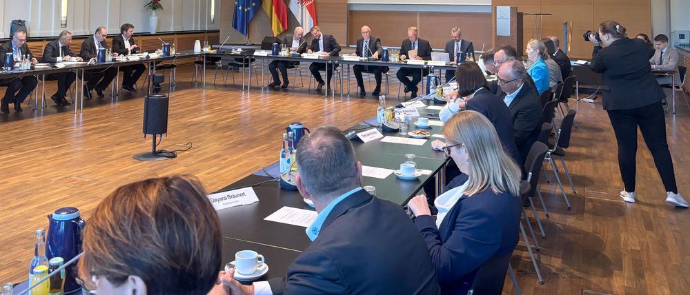 Bei der Industriekonferenz Brandenburg sprechen die Unternehmen mit der Landesregierung über die Lage in der Wirtschaftskrise.