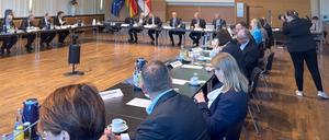 Bei der Industriekonferenz Brandenburg sprechen die Unternehmen mit der Landesregierung über die Lage in der Wirtschaftskrise.