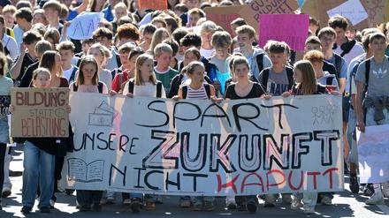 Schülerinnen und Schüler sowie Eltern des Potsdamer Humboldt-Gymnasiums demonstrierten gegen die Sparmaßnahmen im Bildungsbereich.